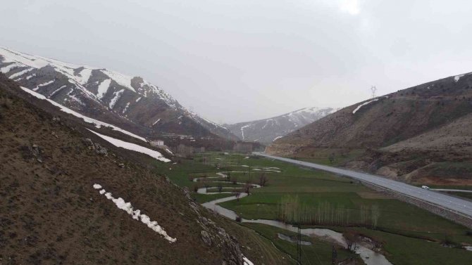 Bitlis’teki Dağların Bir Yanı Kar Bir Yanı Bahar