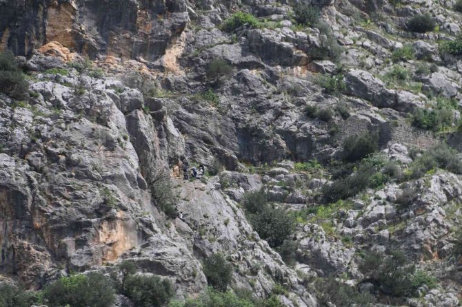 Kendisini Kurtarmak İsteyen Arkadaşıyla Mahsur Kaldı