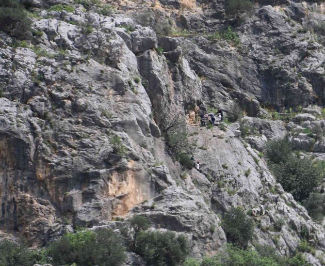 Kendisini Kurtarmak İsteyen Arkadaşıyla Mahsur Kaldı