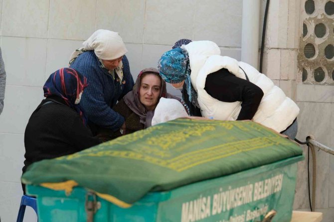 Tatil Yolunda Rahatsızlanarak Hayatını Kaybeden Minik Ece Toprağa Verildi