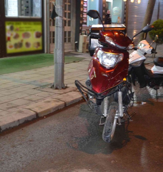 Motosikletle Otomobilin Kafa Kafaya Çarpıştığı Kaza Kamerada