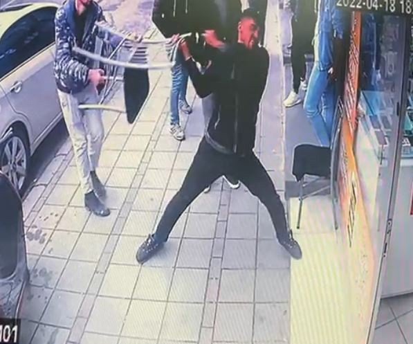 Telefon Dükkanında Sopa Ve Sandalyelerin Havada Uçuştuğu Kavga Kamerada