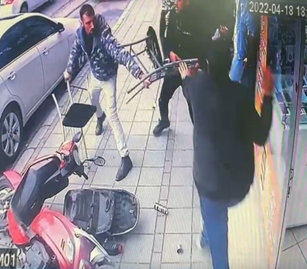 Telefon Dükkanında Sopa Ve Sandalyelerin Havada Uçuştuğu Kavga Kamerada