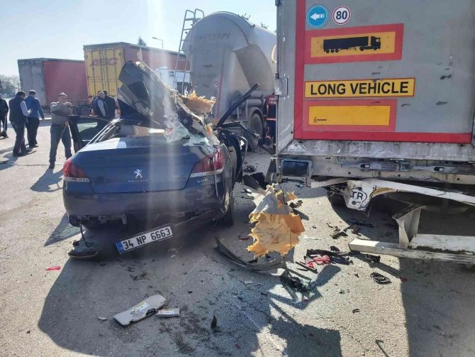 Tem’de Feci Kaza, Dinlenme Tesisindeki Tıra Ok Gibi Saplandı: 2 Yaralı