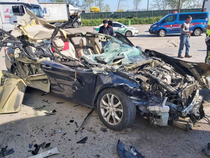 Tem’de Feci Kaza, Dinlenme Tesisindeki Tıra Ok Gibi Saplandı: 2 Yaralı