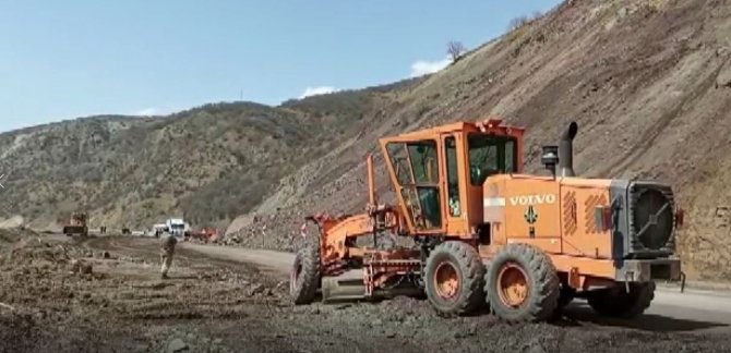 Tunceli-erzincan Kara Yolunda Heyelan Meydana Geldi, Yol Bir Süre Trafiğe Kapandı