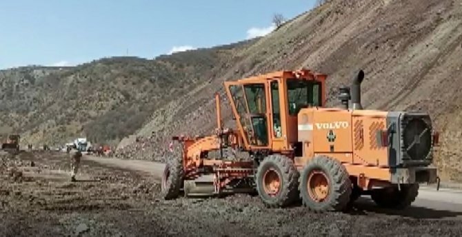 Tunceli-erzincan Kara Yolunda Heyelan Meydana Geldi, Yol Bir Süre Trafiğe Kapandı