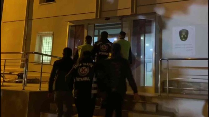Tuzla’da Polis Ekiplerinden Otopark Parası İsteyen Değnekçiye Suçüstü