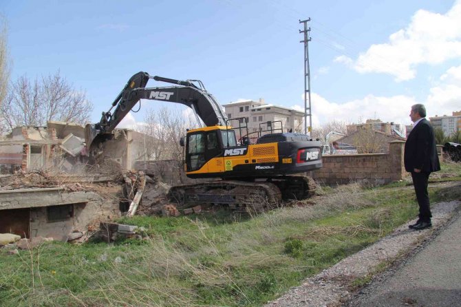 Bünyan’da Metruk Binalar Yıkılıyor