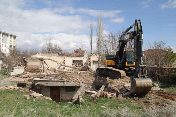 Bünyan’da Metruk Binalar Yıkılıyor