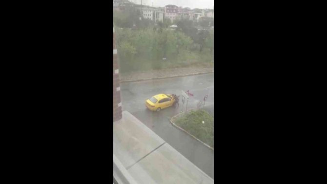 Ataşehir’de Taksici Dehşeti: Ücrete İtiraz Eden Kadın Turisti Darbedip Yere Fırlattı