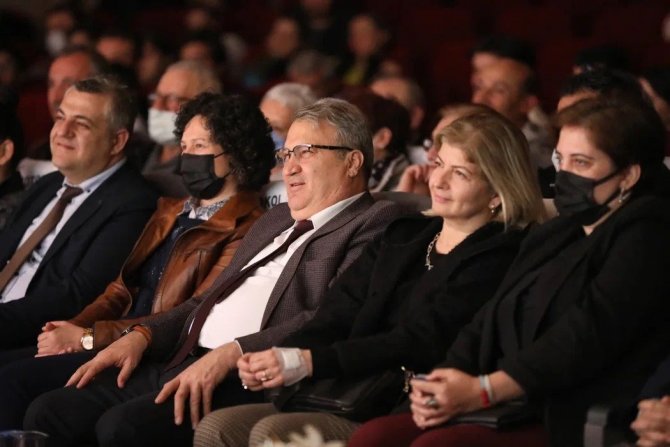 Manisa’da ‘İ̇ki Gözümün İ̇stanbul’u’ Ortaoyunu İzleyiciden Tam Not Aldı