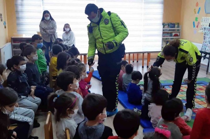 Minikler Trafik Kurallarını Eğlenerek Öğreniyor