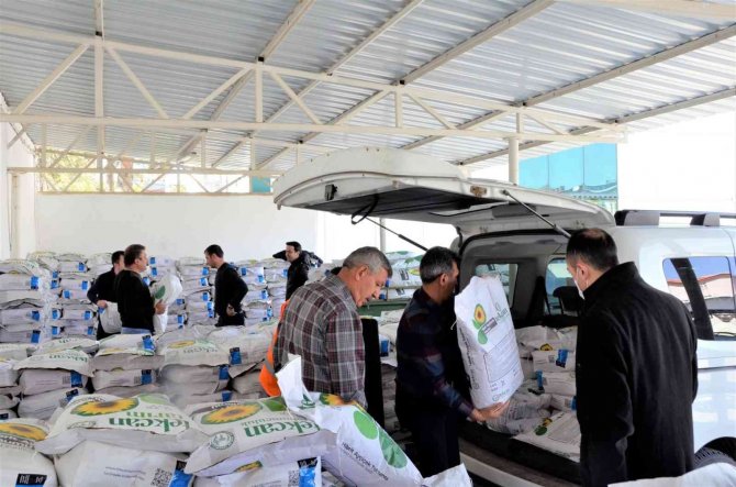 Afyonkarahisar’da 13 Bin 400 Kilogram Ayçiçek Tohumu Dağıtıldı