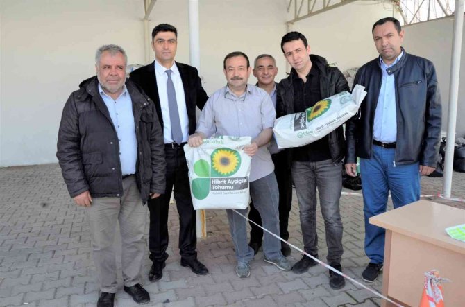 Afyonkarahisar’da 13 Bin 400 Kilogram Ayçiçek Tohumu Dağıtıldı