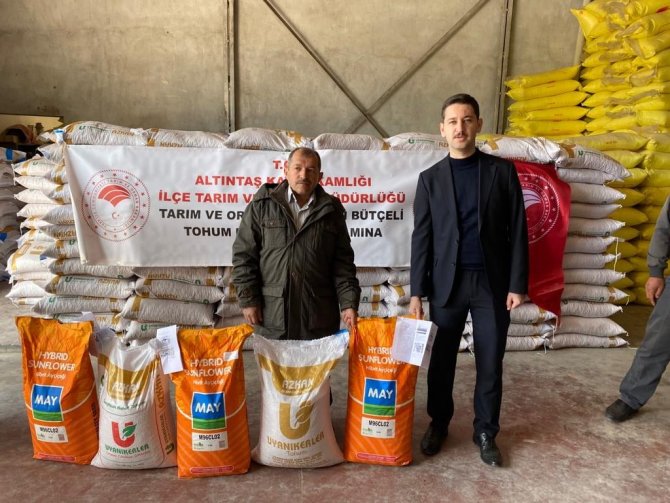 Altıntaş’ta Çiftçilere Yüzde 75 Hibeli Yağlık Ayçiçeği, Nohut Ve Kuru Fasulye Tohumu Dağıtıldı