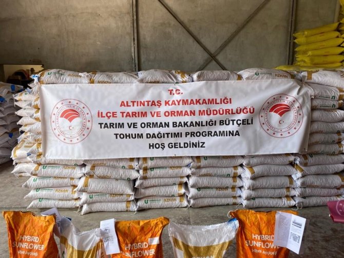 Altıntaş’ta Çiftçilere Yüzde 75 Hibeli Yağlık Ayçiçeği, Nohut Ve Kuru Fasulye Tohumu Dağıtıldı
