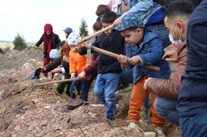 Özel Çocuklar 23 Nisan’ı Kendi Adlarına Diktikleri Fidanlarla Kutladı