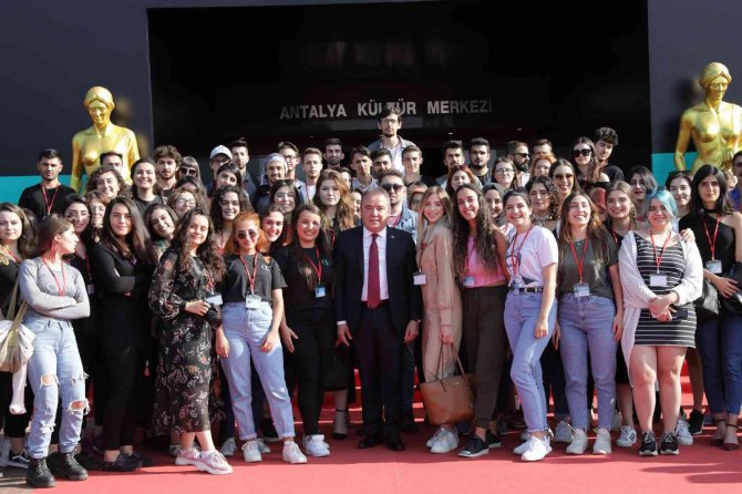 Başkan Böcek’ten ‘Askıda Bilet’ Kampanyasına Destek