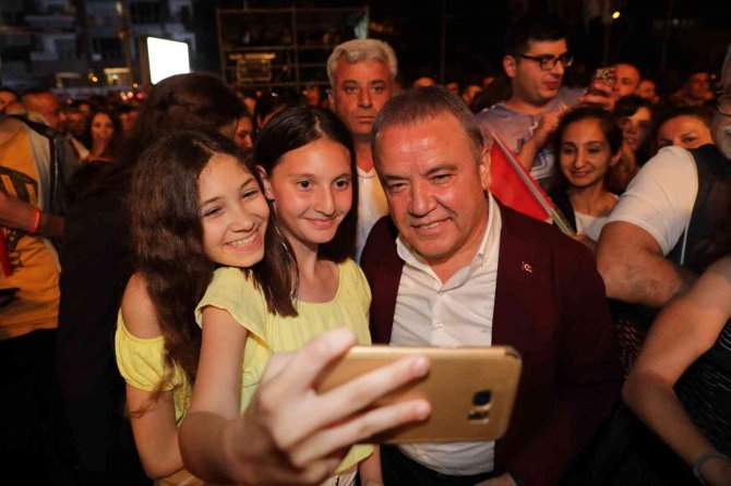 Başkan Böcek’ten ‘Askıda Bilet’ Kampanyasına Destek