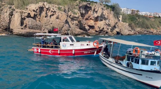 Açıldıkları Tekne İle Falezlere Çarpmak Üzere Olan 9 Kişinin İmdadına Deniz Polisi Yetişti