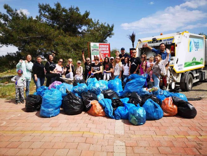 Antalya’da Rus Ve Ukraynalı Vatandaşlar El Ele Çöp Topladı