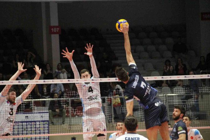 Efeler Ligi: Arkas Spor: 2 - Halkbank: 3