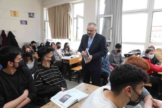 Başkan Kılıç’tan Gençlere Tyt Soru Bankası