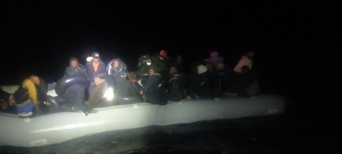 Türk Karasularına İtilen 37 Göçmen Kurtarıldı