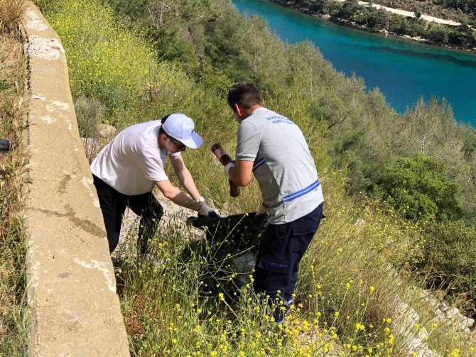 Bodrum’da Sahil Ve Yol Kenarları Atıktan Temizlendi