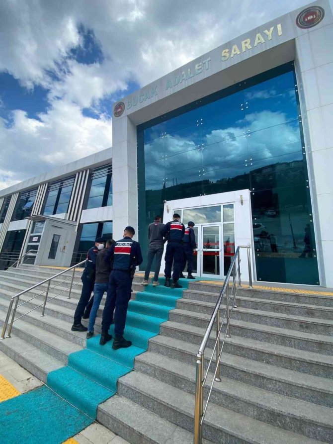Burdur’da Otoyoldaki Bariyer Demirlerini Çaldılar