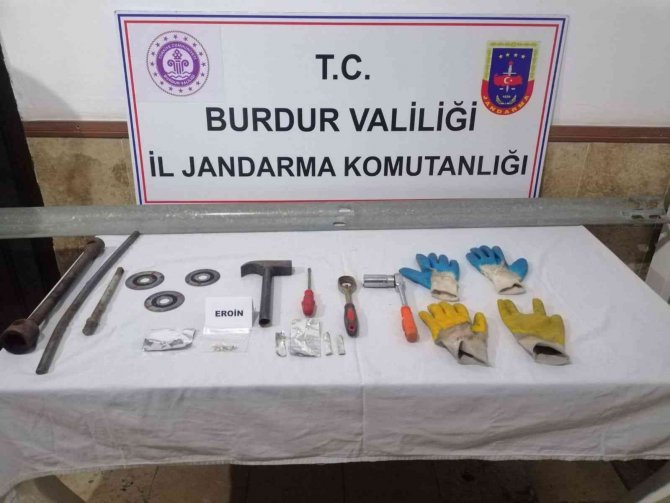 Burdur’da Otoyoldaki Bariyer Demirlerini Çaldılar