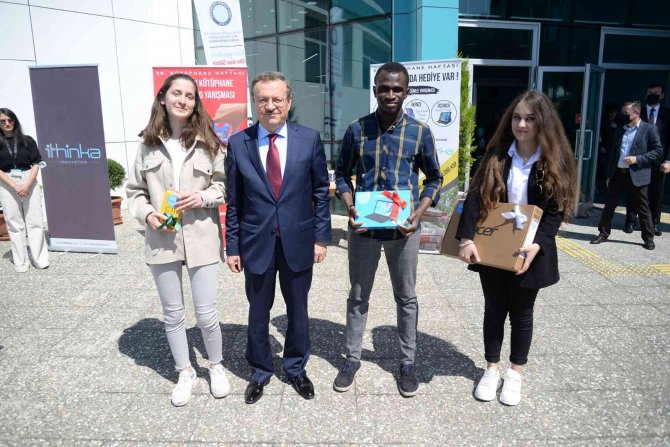 Bursa’da Kütüphane Haftası’nda Öğrenciler Ödüle Doydu
