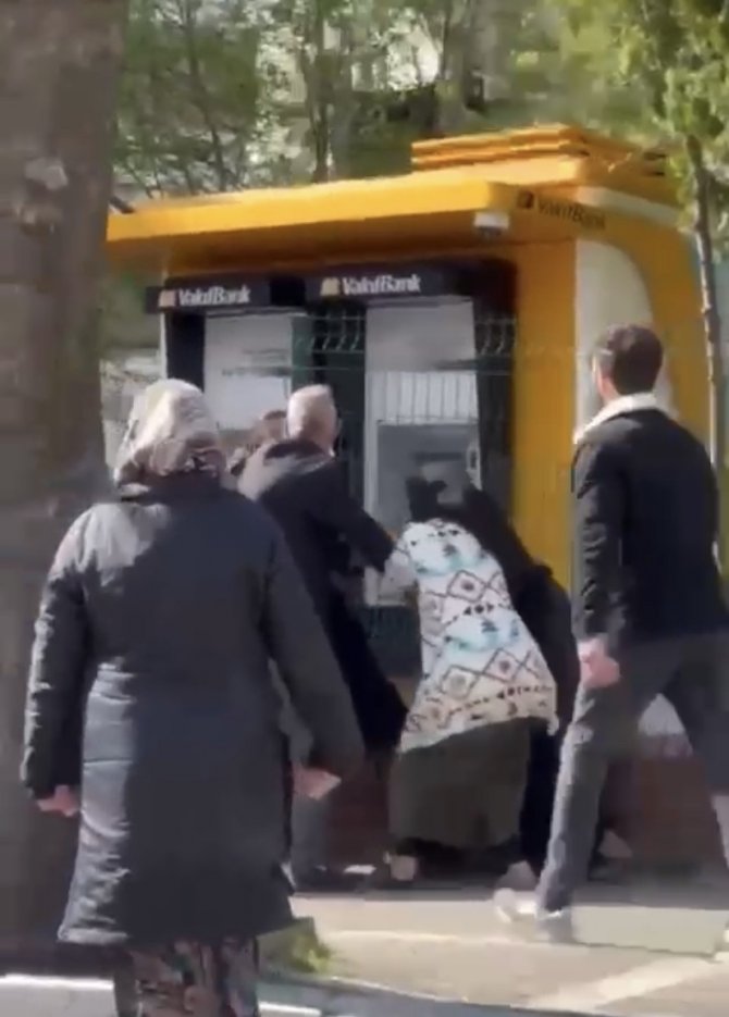 Bursa’da Dilencilerin Tekme Tokatlı ‘’Bölge’’ Kavgası