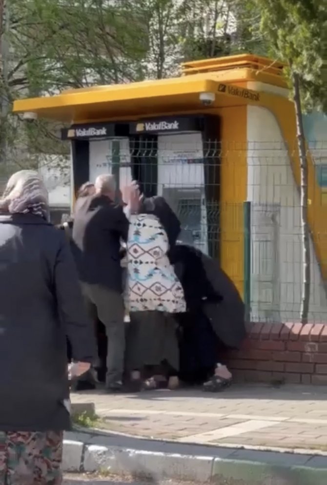 Bursa’da Dilencilerin Tekme Tokatlı ‘’Bölge’’ Kavgası