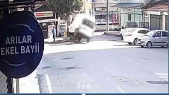 Freni Boşalan Minibüs Ağaca Çarparak Takla Attı. O Anlar Güvenlik Kamerasına Yansıdı