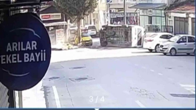 Freni Boşalan Minibüs Ağaca Çarparak Takla Attı. O Anlar Güvenlik Kamerasına Yansıdı