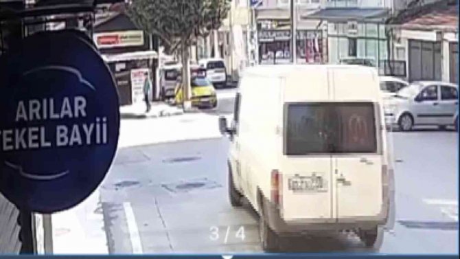 Freni Boşalan Minibüs Ağaca Çarparak Takla Attı. O Anlar Güvenlik Kamerasına Yansıdı