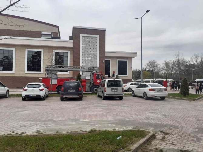 Üniversitenin Konferans Salonunda Çıkan Yangın Korkuttu
