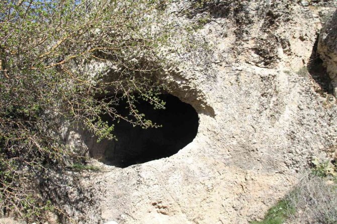 Elazığ’da Urartular Döneminden Kalma Kaya Mezarlarının Turizme Kazandırılması Bekleniyor