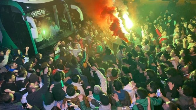 Frutti Extra Bursaspor’a Taraftarından Muhteşem Karşılama