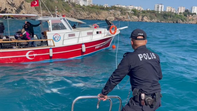Açıldıkları Tekne İle Falezlere Çarpmak Üzere Olan 9 Kişinin İmdadına Deniz Polisi Yetişti