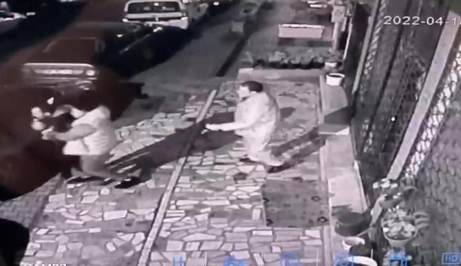 Döner Bıçağıyla Saldırdı, Sonra Ailesinin Yaşadığı Evi Taşladı