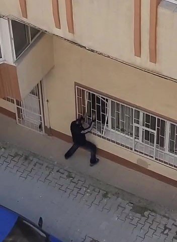 Döner Bıçağıyla Saldırdı, Sonra Ailesinin Yaşadığı Evi Taşladı