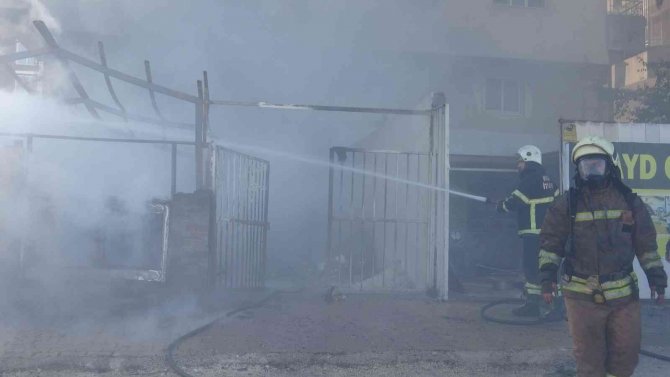 Hatay’da Hurdalıkta Çıkan Yangın Söndürüldü