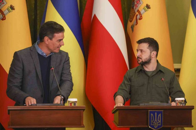 Zelenskiy: “Önümüzde Geleceği Belirleyecek Zor Günler Var”