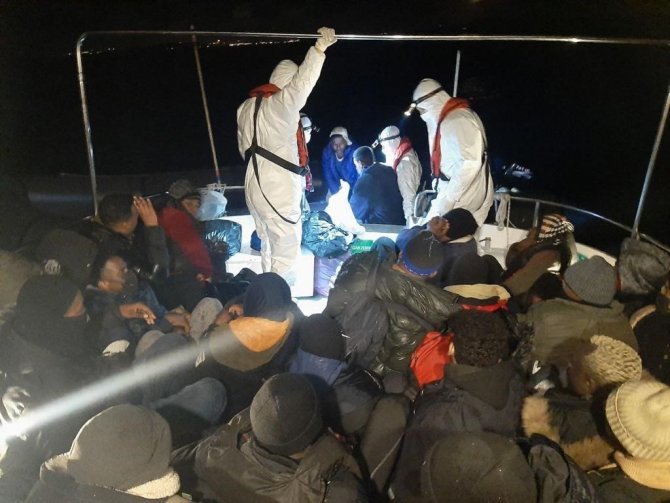 İ̇zmir Açıklarında 81 Düzensiz Göçmen Kurtarıldı