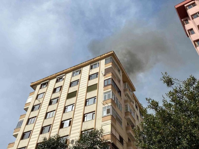 Kadıköy’de Metruk Binanın Çatısı Alevlere Teslim Oldu