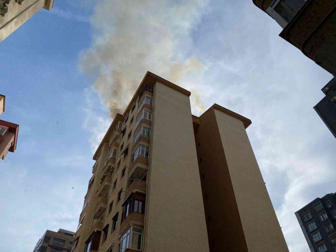 Kadıköy’de Metruk Binanın Çatısı Alevlere Teslim Oldu