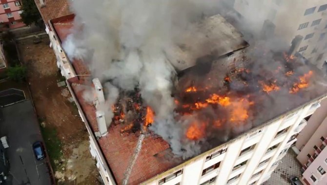 Kadıköy’de Metruk Binanın Çatısı Alevlere Teslim Oldu